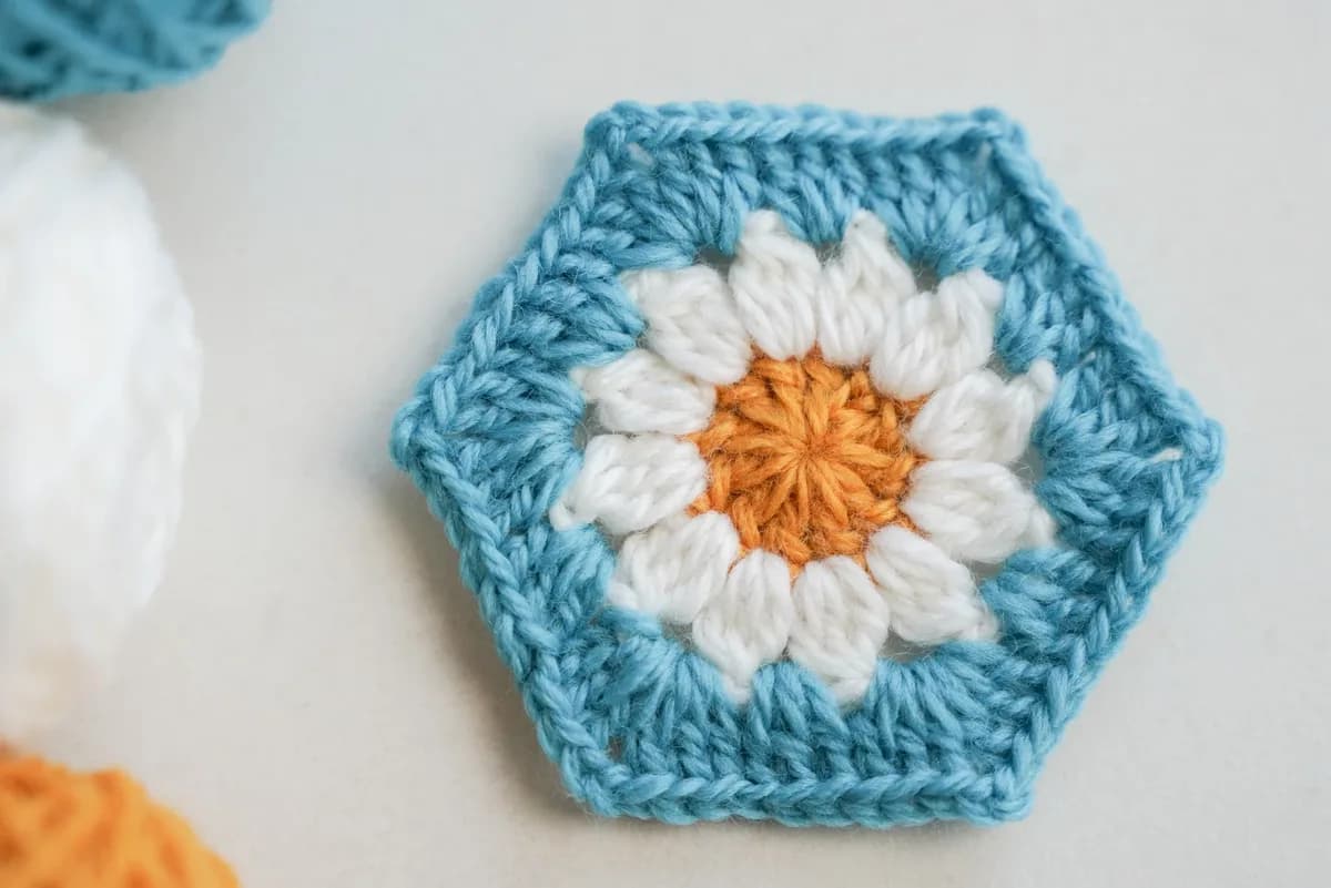 Daisy Flower Hexagon Granny Square – Free Crochet Pattern crochet pattern